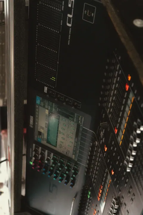 Consola de audio y controles de sonido de una presentación en vivo.